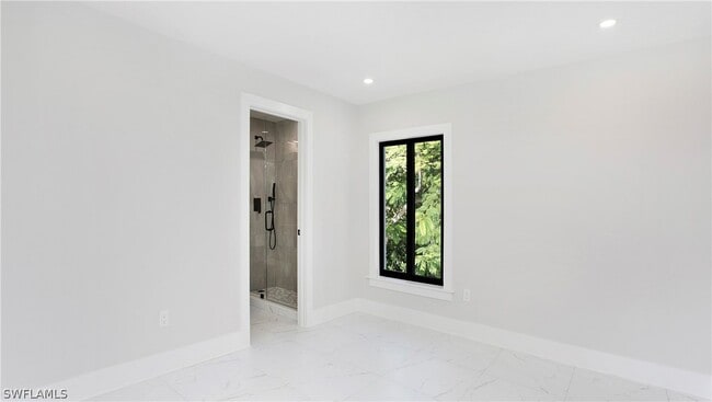 Building Photo - 9002 Somerset Ln