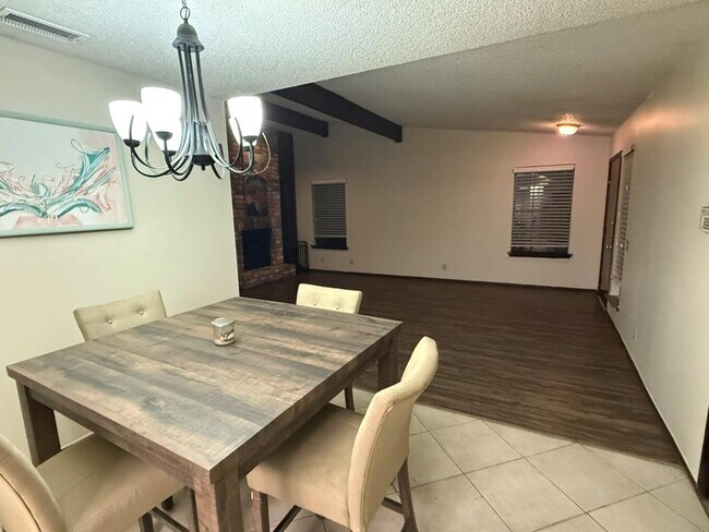 Building Photo - 907 E Meadowmere Ln