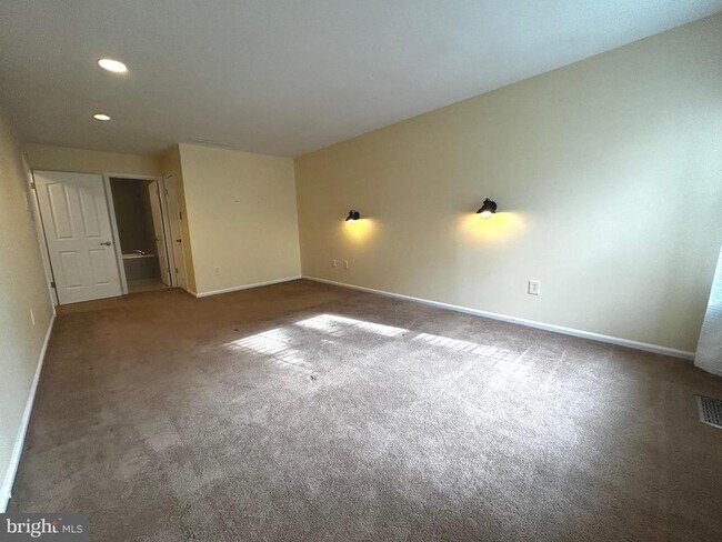 Building Photo - 1410 Stratford Ct