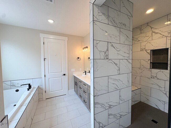 Building Photo - Solar Home For RENT!!!