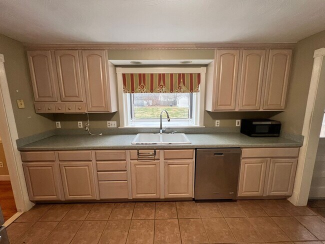 Building Photo - Beautiful, Single Family Colonial for Rent in Springfield!