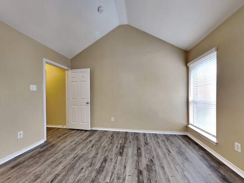 Building Photo - 2800 St Martin Dr