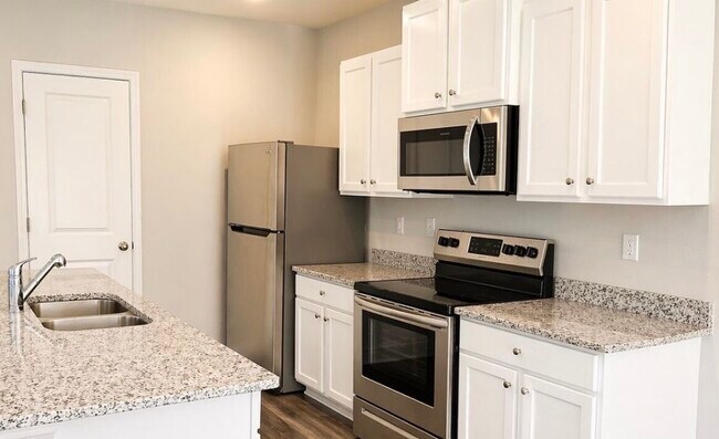 Building Photo - 404 Oakwood Dr NW