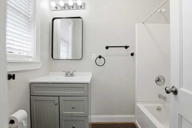 Building Photo - Updated 3BR Home with Large Yard Near Grant Park and Summerhill