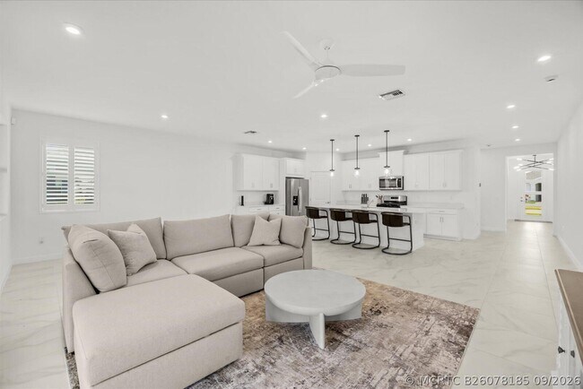 Building Photo - 10550 SW Orana Dr