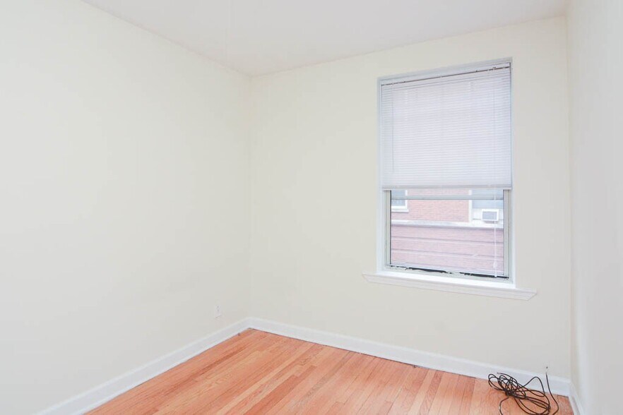 Building Photo - 557 W Aldine Ave