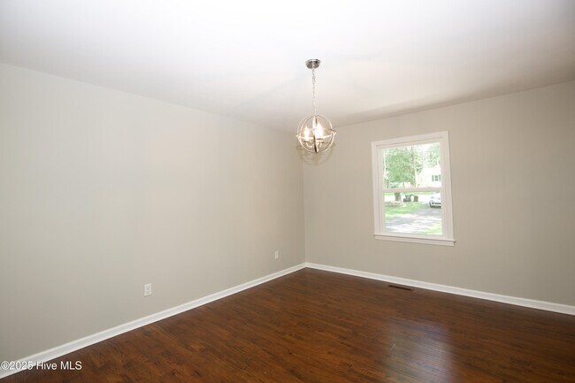Building Photo - 906 N Glenwood Trail