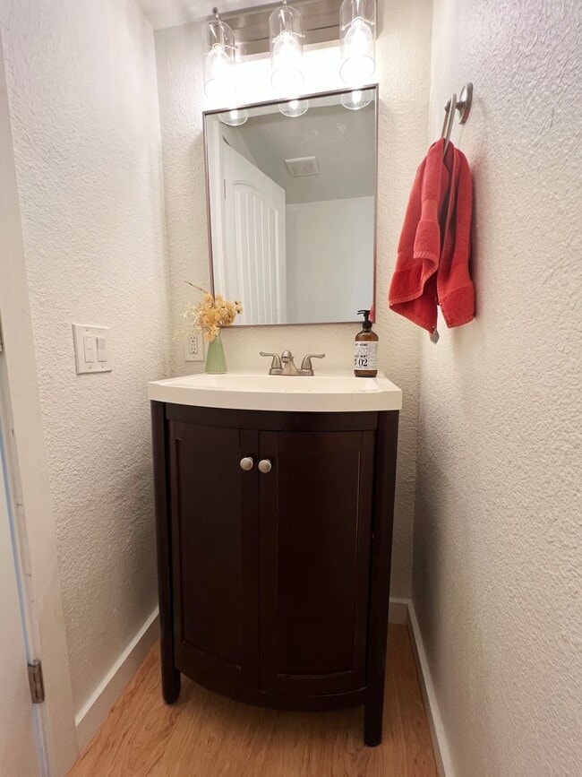 Building Photo - Stunningly Upgraded 3 Bed/2.5 Bath Home