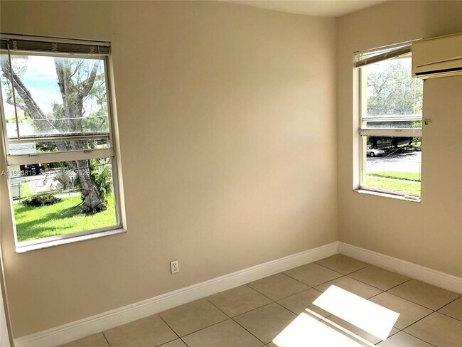 Building Photo - 12124 NE 5th Ave