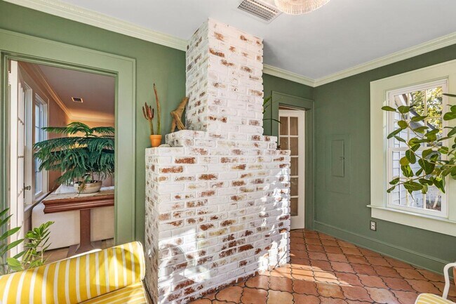 Building Photo - 821 Ingleside Ave