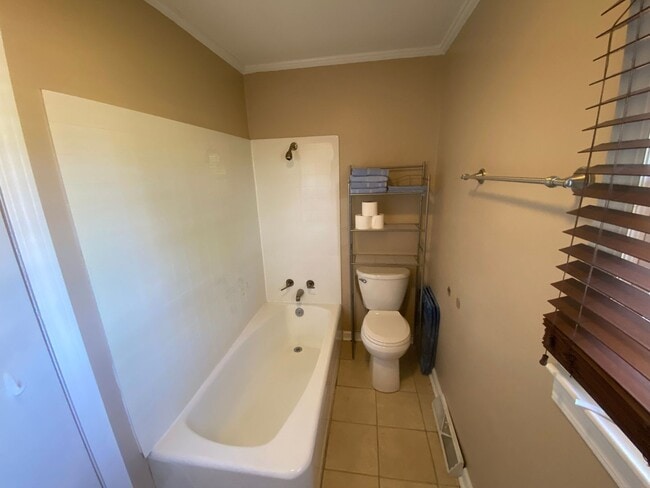 Building Photo - Kennedy Drive Retreat - 4 bedrm with bonus...