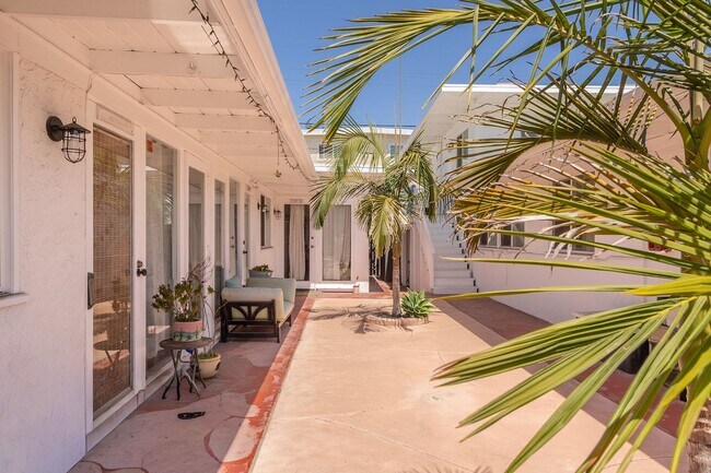 Building Photo - Refreshed 2 Bed/1 Bath in the Heart of Pacific Beach- Close to the Beach + Bay! REDUCED DEPOSIT $...