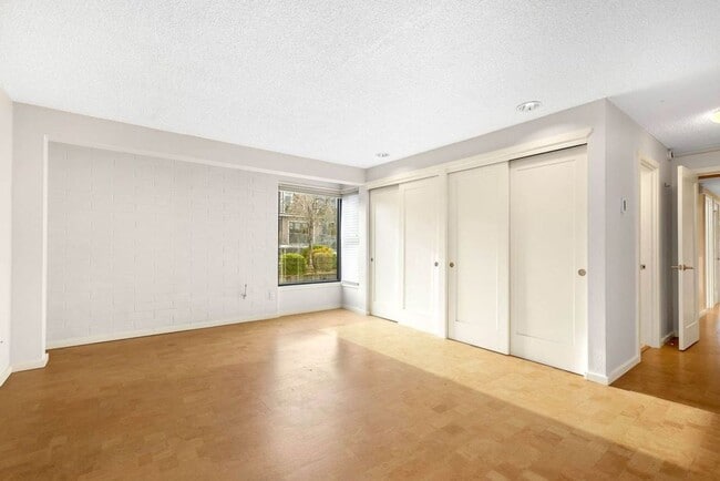 Building Photo - Gorgeous Top Floor Penthouse Unit in East ...