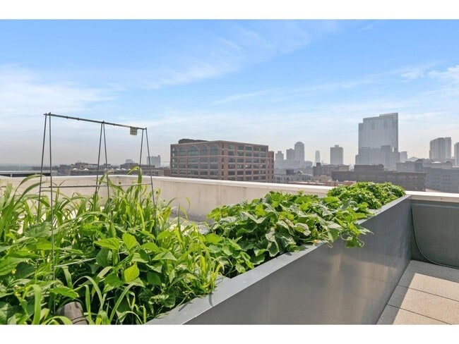 Building Photo - 345 N 6th Ave