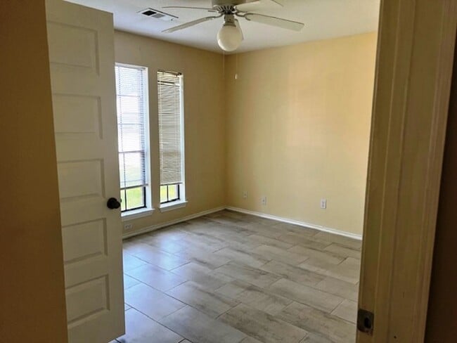 Building Photo - 5618 Village Arbour Dr
