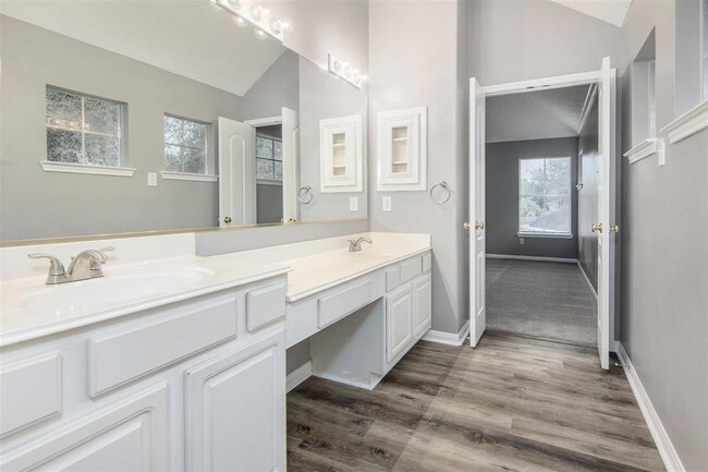 Building Photo - 2117 Enchanted Lake Dr