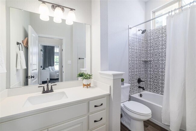 Building Photo - 505 Saturnia Dr