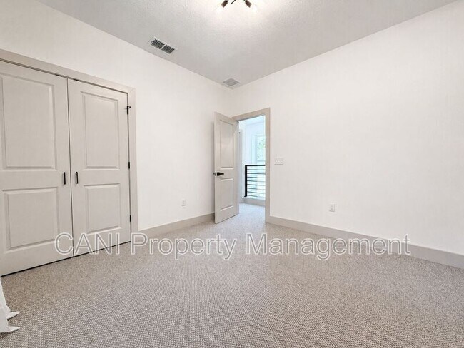 Building Photo - 724 Ellwood Ave