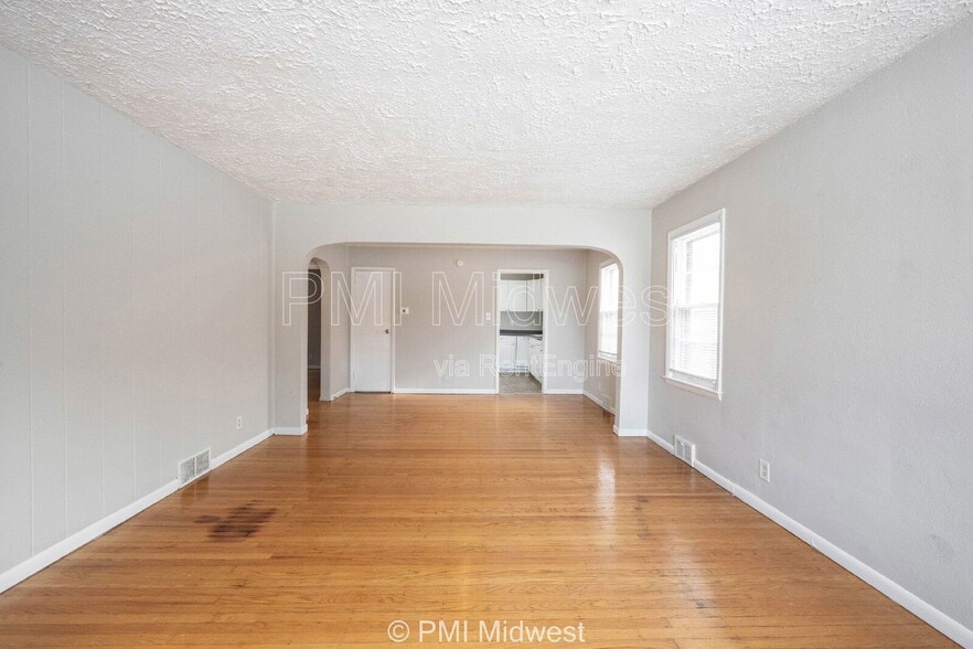 Building Photo - 5005 Indianola Ave