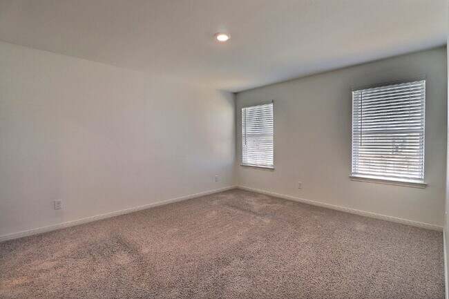 Building Photo - "Move-In Ready 3-Bed Home with Solar Panels, Washer, Dryer & Refrigerator!"