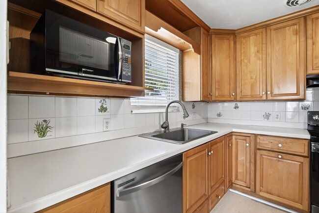 Building Photo - 6635 Blackwood Dr