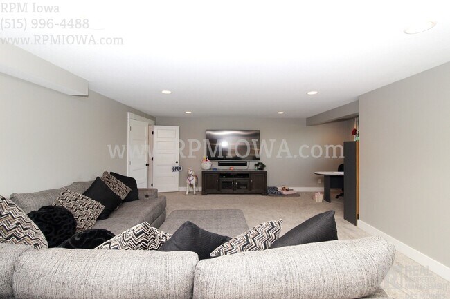 Building Photo - Over 2500 Square feet!!! 4 Bedroom, 2.5 Bath Home in Ankeny