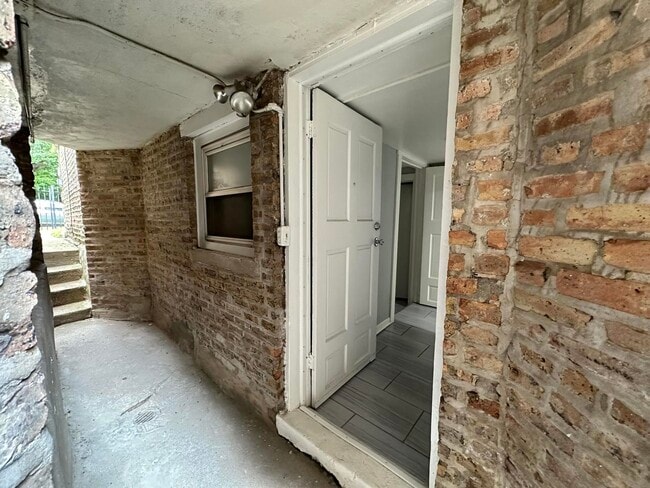 Building Photo - 2815 N Albany Ave