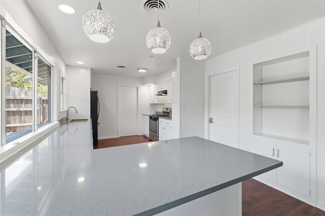 Building Photo - 6108 Cherrylawn Cir