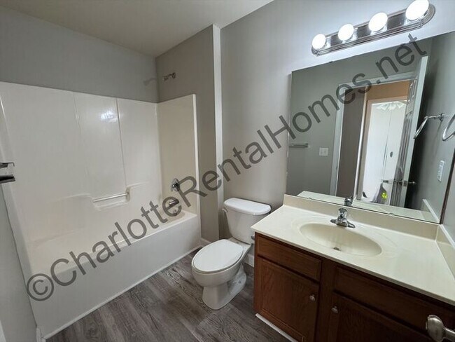 Building Photo - Nice 3 bedroom 2.5 bath home in Charlotte!