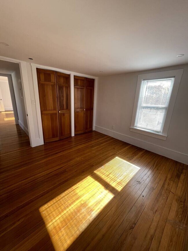 Building Photo - 13 Middle St