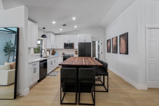 Building Photo - 10561 Paso Fino Dr