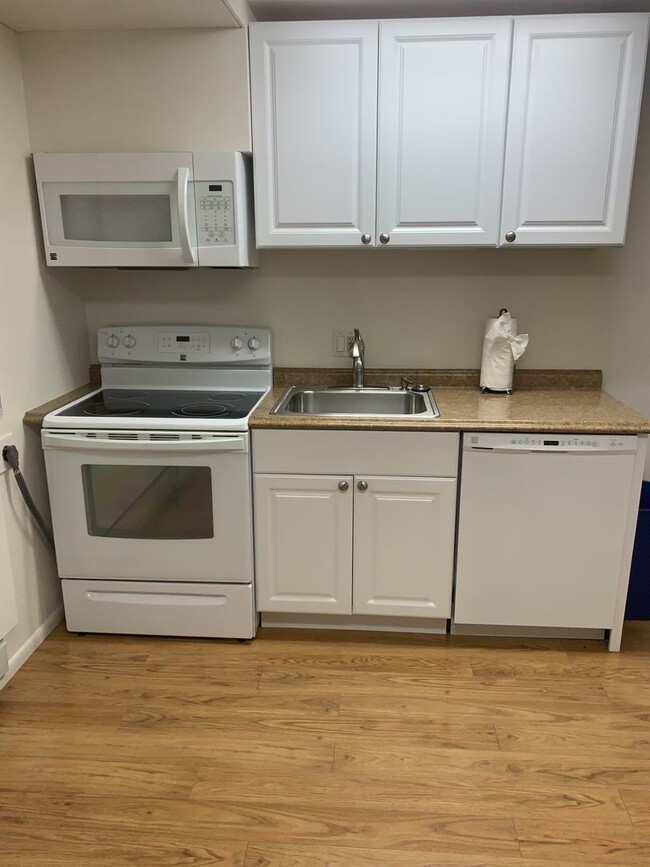 Building Photo - *UTILITIES INCLUDED!* Two Bedroom Apartmen...