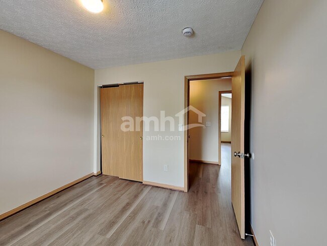 Building Photo - 3959 Highland Bluff Dr