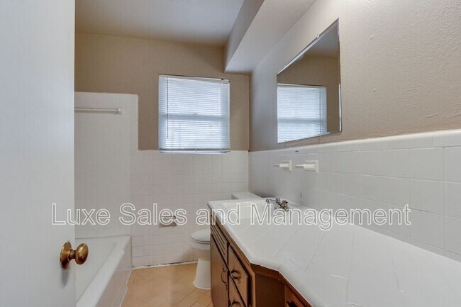 Building Photo - 3005 SW 52nd Pl