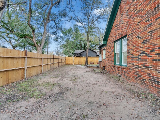 Building Photo - 414 N Avenue C