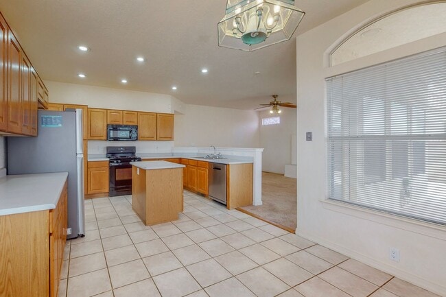 Building Photo - 2 story 4 bedroom