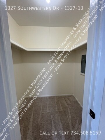 Building Photo - 1327 Southwestern Dr