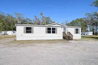 Building Photo - Freshly Updated Double-Wide Home in Quiet Community