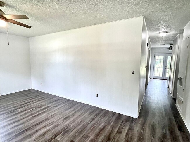 Building Photo - 2115 W Emma Ave