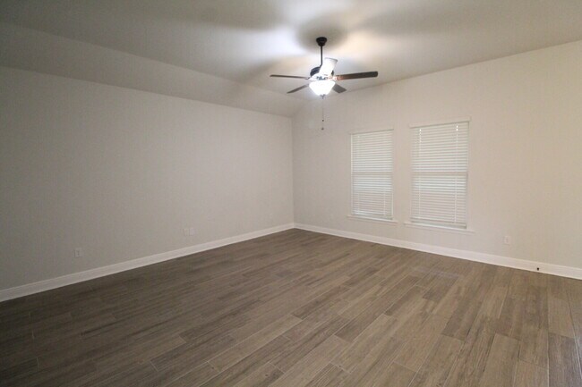 Building Photo - Sweetbarb Estates 3BR Home Near I-10 & Pine Forest Rd with Quartz Kitchen, LVP Flooring, 2-Car Ga...