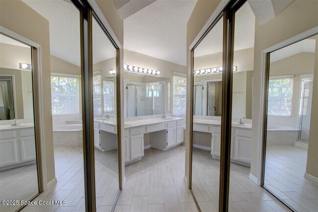 Building Photo - 4240 Wood Haven Dr