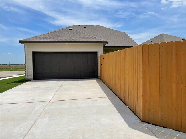 Building Photo - 609 Paddock Ln