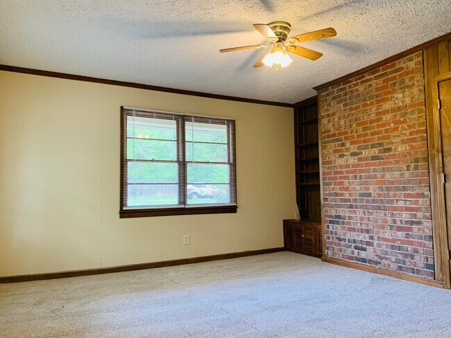 Building Photo - Wow, great location, newly renovated, 4 beds/2 bath, private fenced yard, sun room/office, must see!