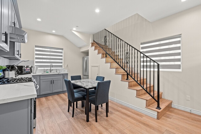 Building Photo - Stylish & Bright 2 Bed 2 Bath | Fully Furn...