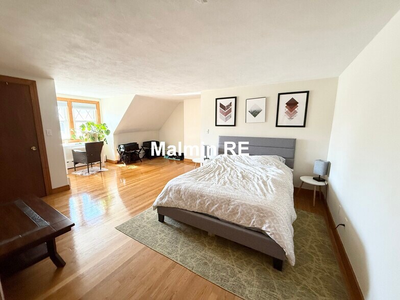 Building Photo - 920 E 4th St