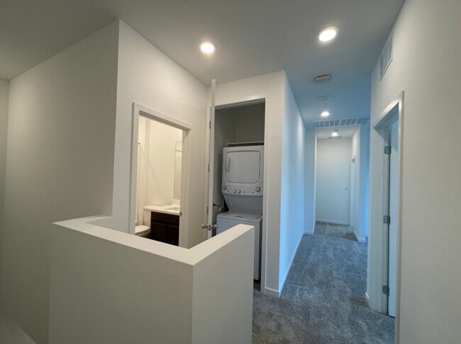 Building Photo - GATED 3 BED 3 BATH 2 CAR GARAGE TOWNHOUSE w/ LOFT + ROOM DOWNSTAIRS & COMMUNITY POOL IN HENDERSON