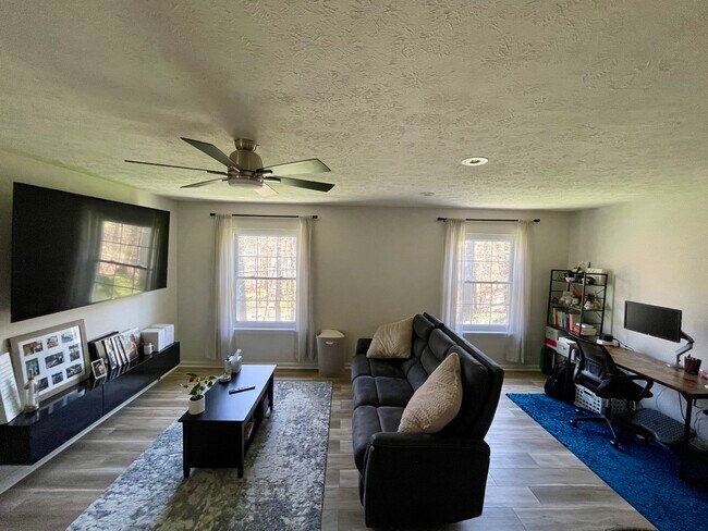 Building Photo - 7010 Carriage Hill Dr