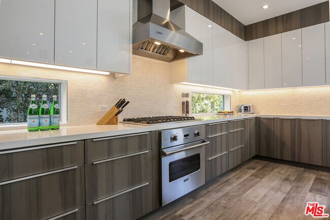 Building Photo - 912 N Crescent Heights Blvd