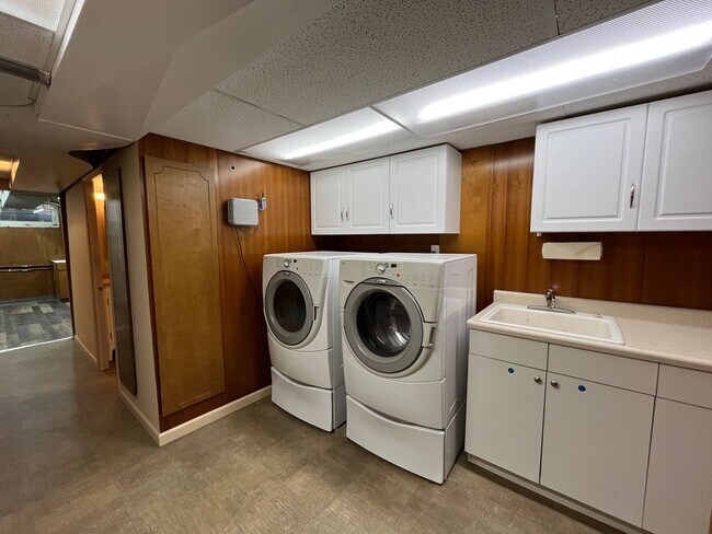 Building Photo - Amazing NE Portland 4Bd + 3Ba ~ House Sola...