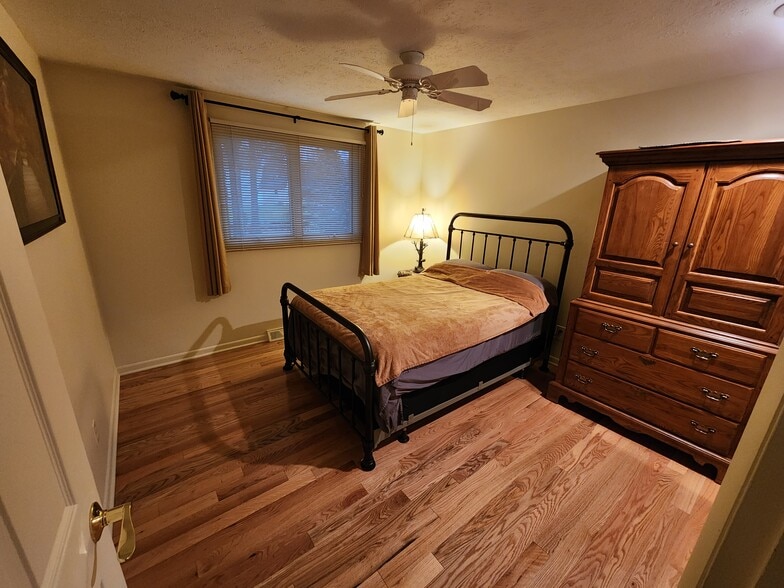 Second bedroom - 20311 Village Green Dr